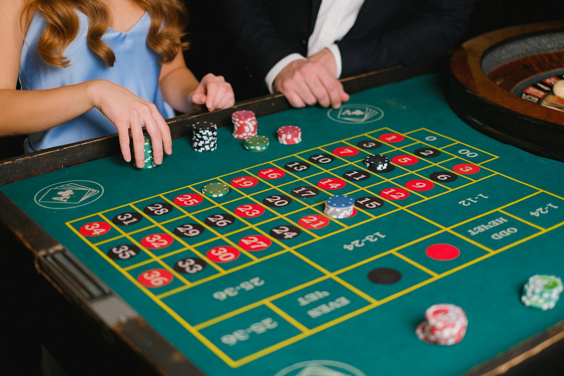 Chip đặt cược roulette trên các ô đỏ đen và số