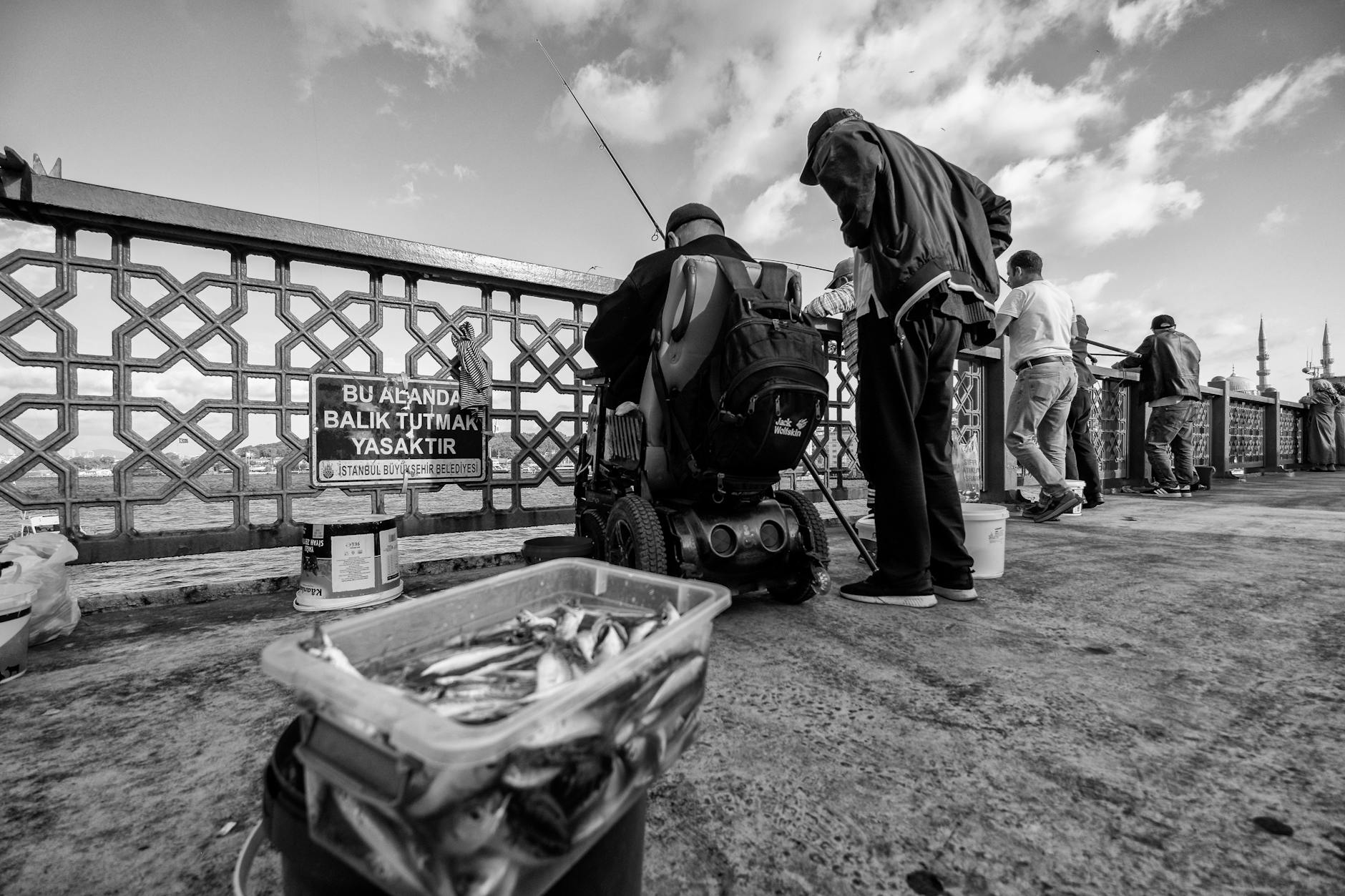 Người chơi thao tác bắn cá trên điện thoại với giao diện rõ ràng