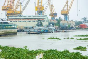 Người chơi theo dõi tỷ lệ cược và ghi chép quản lý vốn trước khi đặt kèo