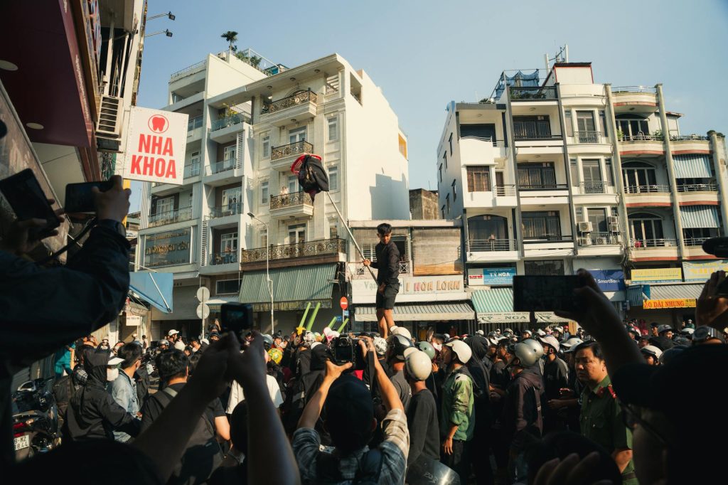 Người xem trận bóng đá trực tiếp và phân tích kèo live trên thiết bị