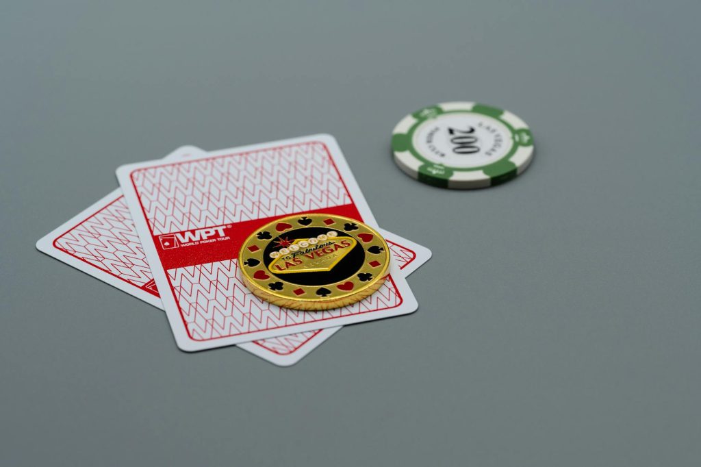 Người chơi poker tập trung quan sát bài và chip trên bàn