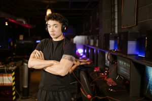 Người chơi đang phân tích dữ liệu trận e-sport trên nhiều màn hình