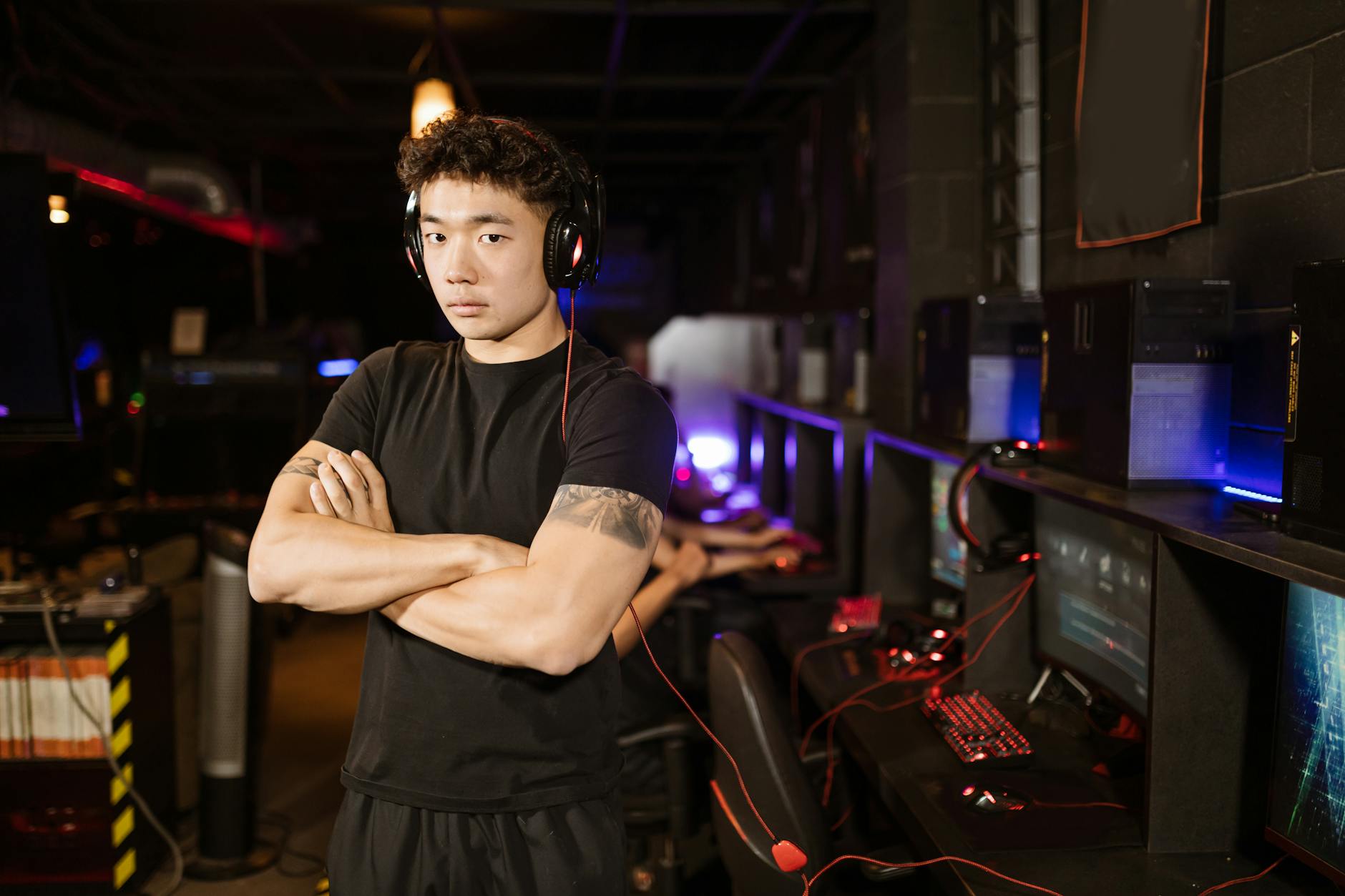 Hai đội e-sport thi đấu trên sân khấu giải đấu lớn
