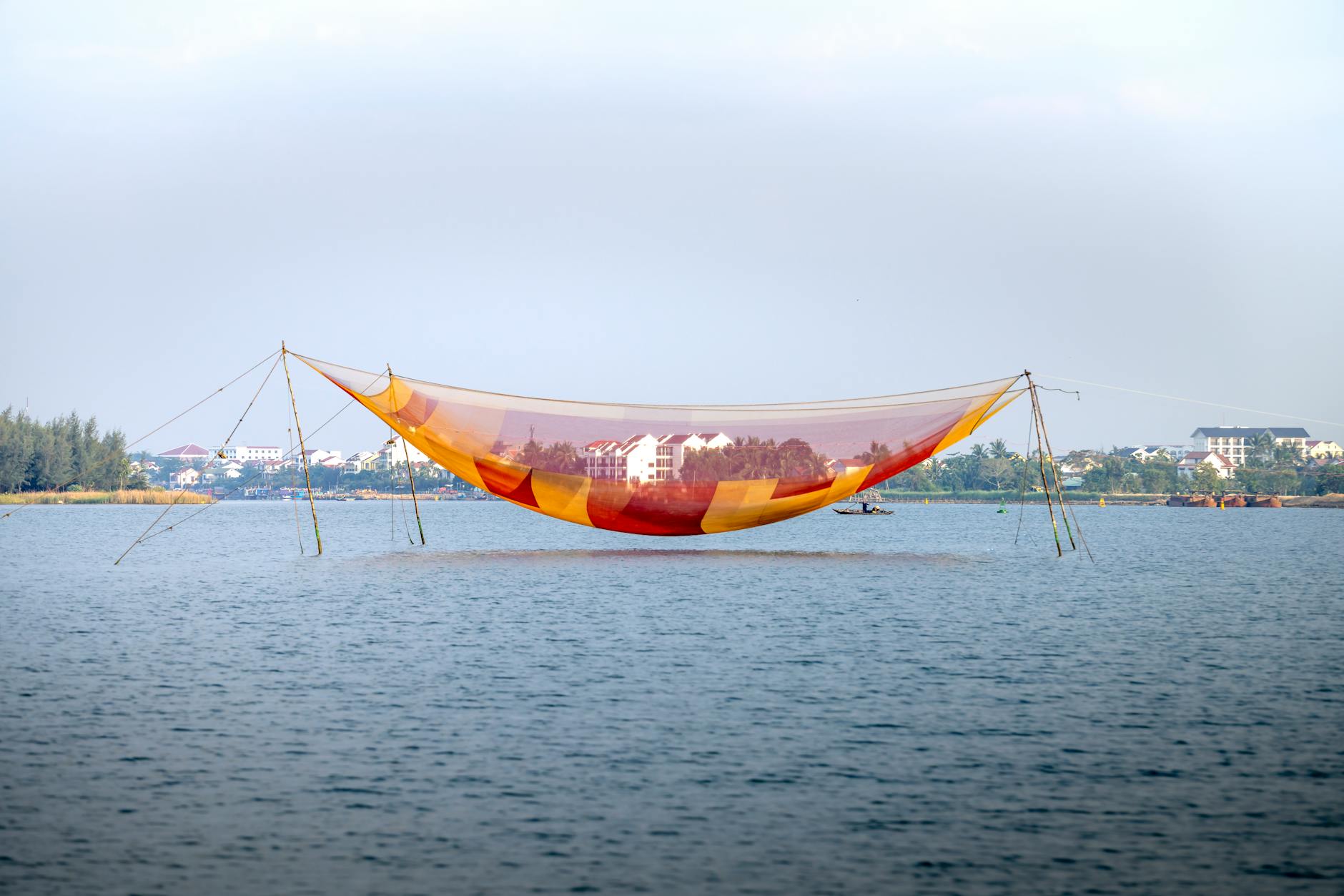 Mặt hồ câu lúc chiều muộn với khung cảnh thư giãn