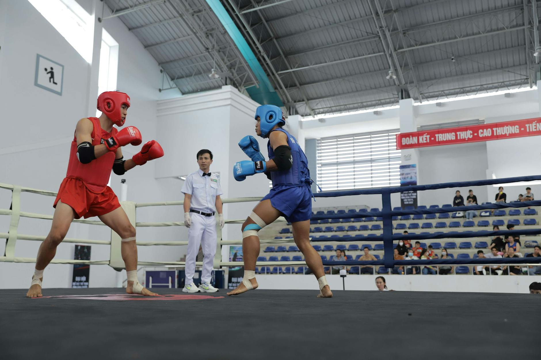 Toàn cảnh một trường gà Campuchia trong lúc trận đấu diễn ra