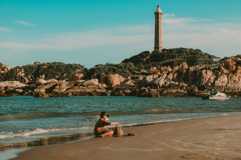 Cảnh trận đá gà trực tiếp với hai chiến kê trên sàn đấu