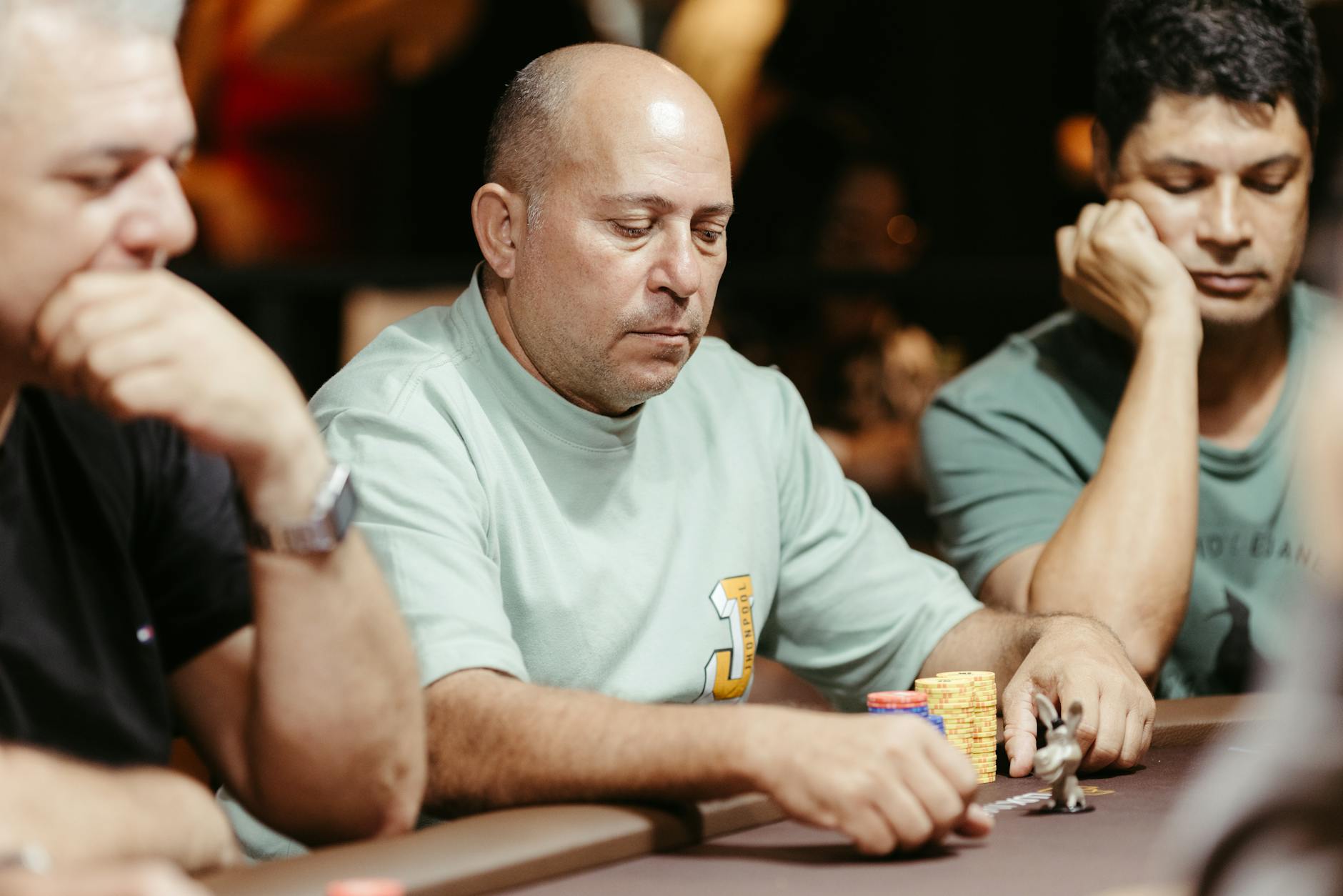 Bộ bài poker Texas Hold'em và chip đặt trên bàn cược