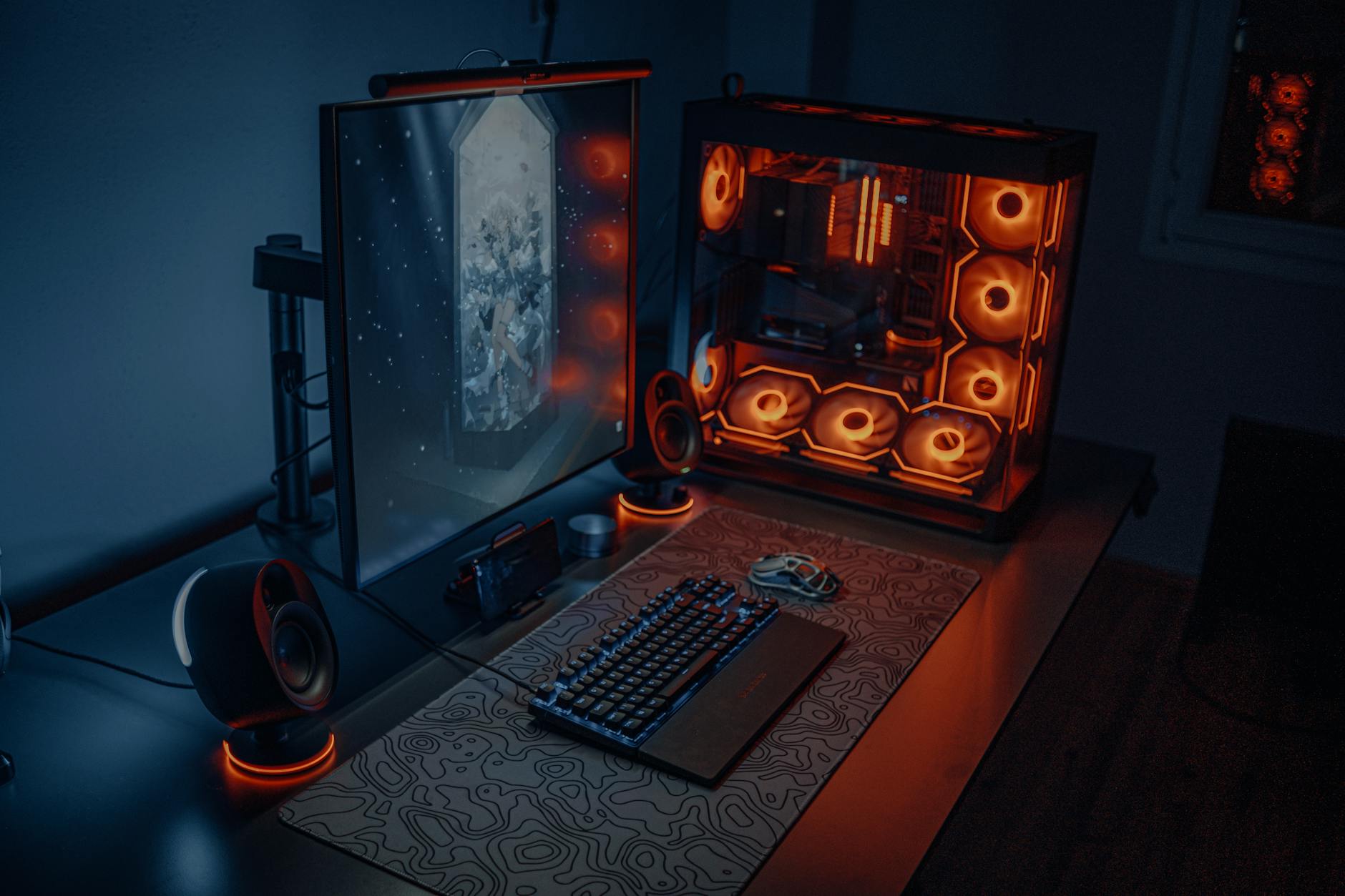 Cận cảnh bàn phím và chuột gaming với setup tối giản phù hợp luyện kỹ năng
