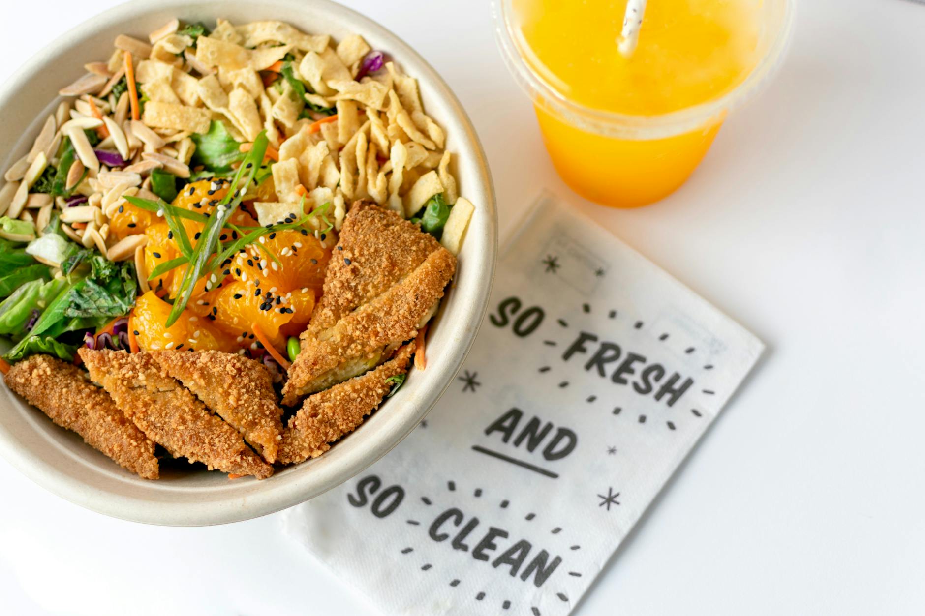 Sổ tay ghi chép các con số và bảng kết quả xổ số