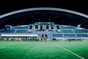 Pha tranh chấp trong một trận đấu A-League trên sân vận động tại Úc