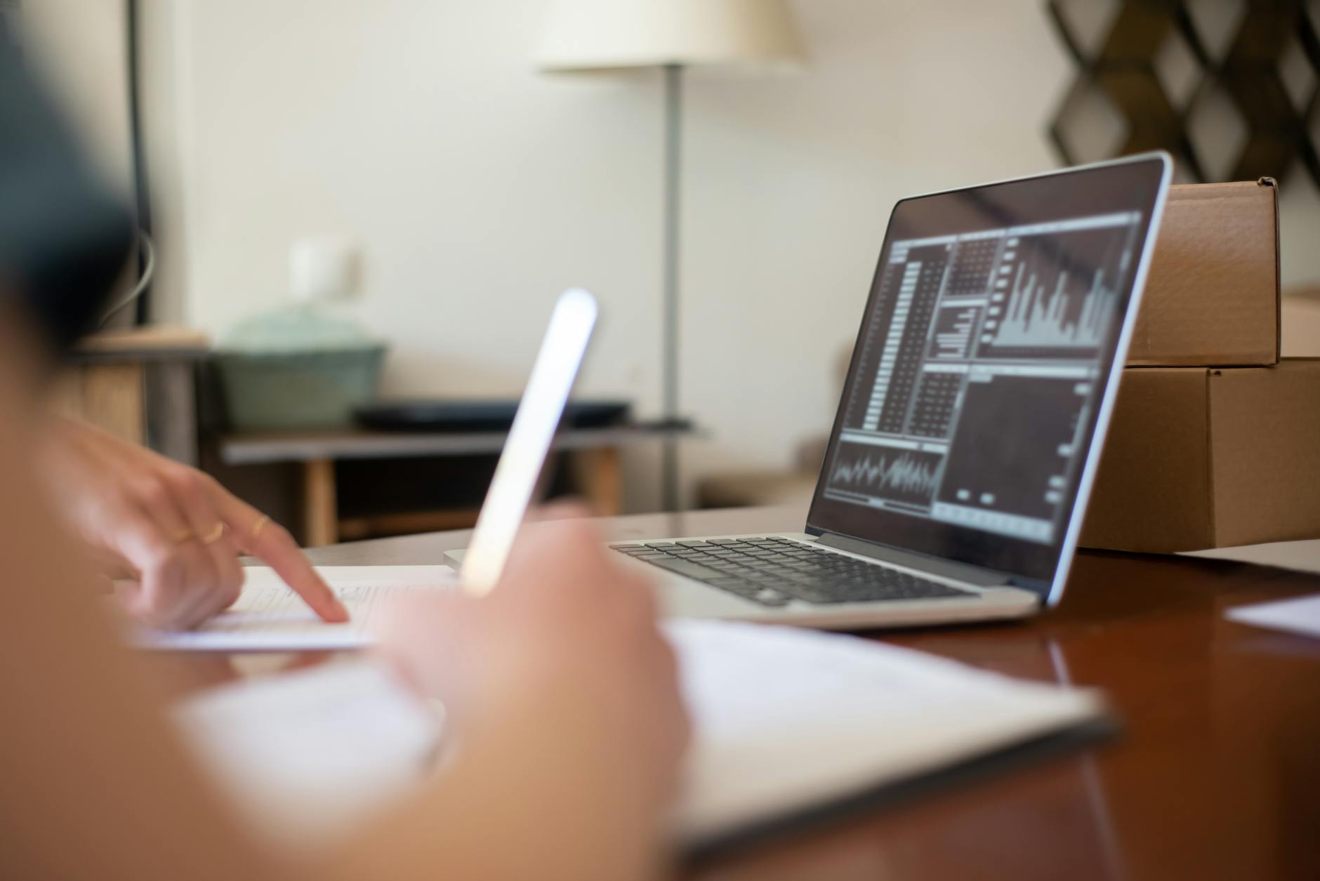 Người chơi xem thống kê bóng đá và ghi chú trước khi vào kèo