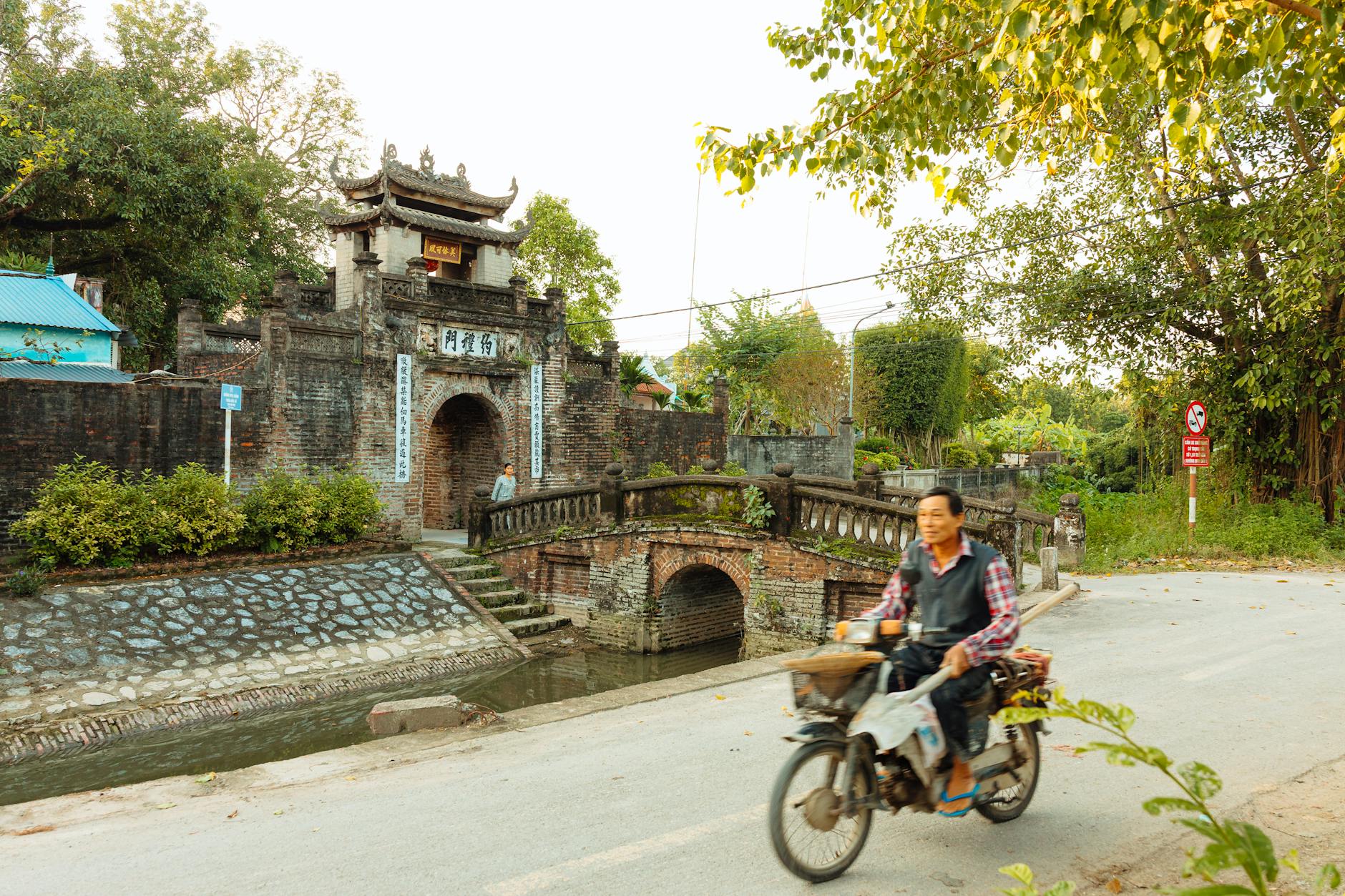 Bầu không khí căng thẳng của một trận derby bóng đá