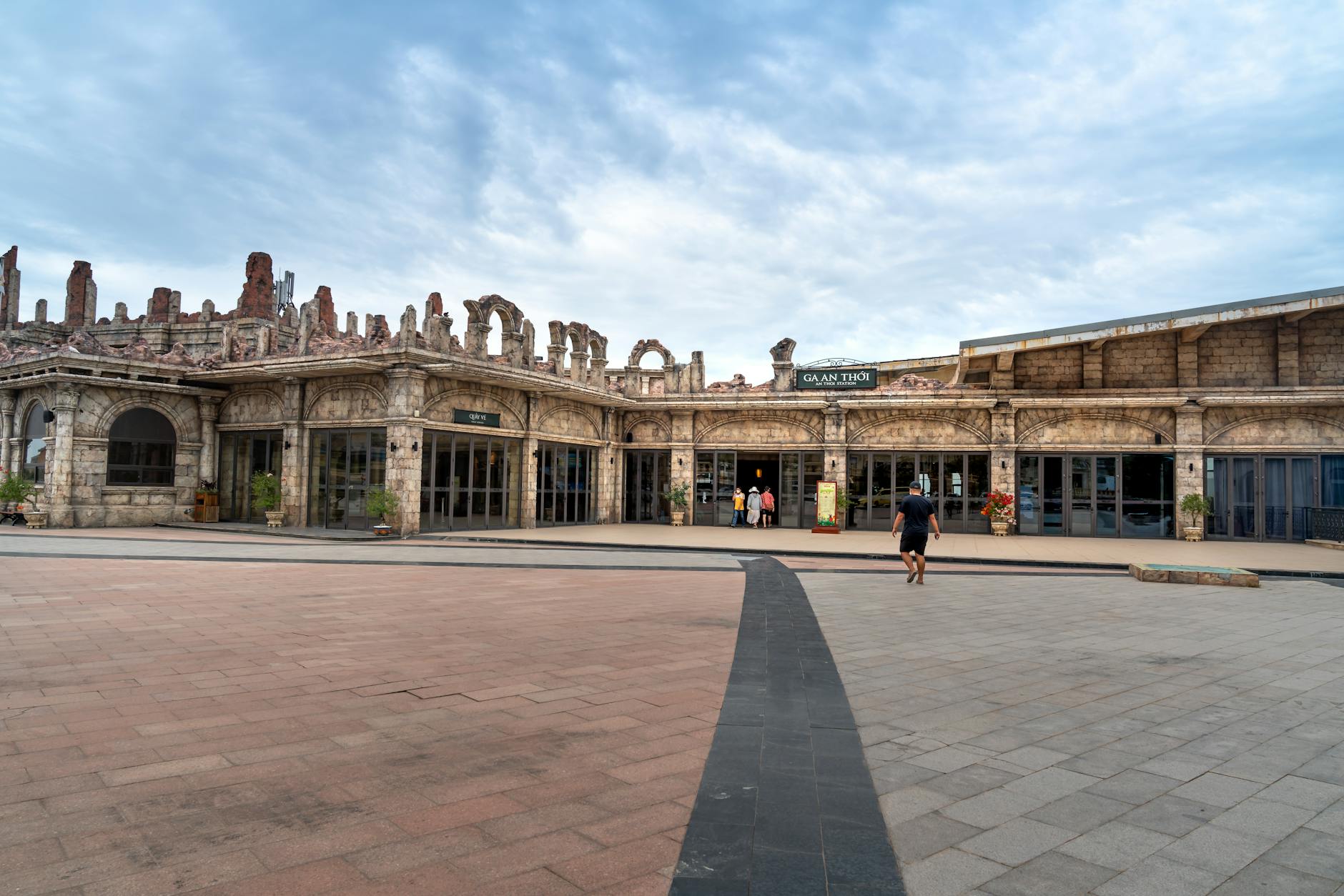 Khung cảnh khu vực thi đấu tại trường gà Thomo với không gian sàn đấu và khán đài